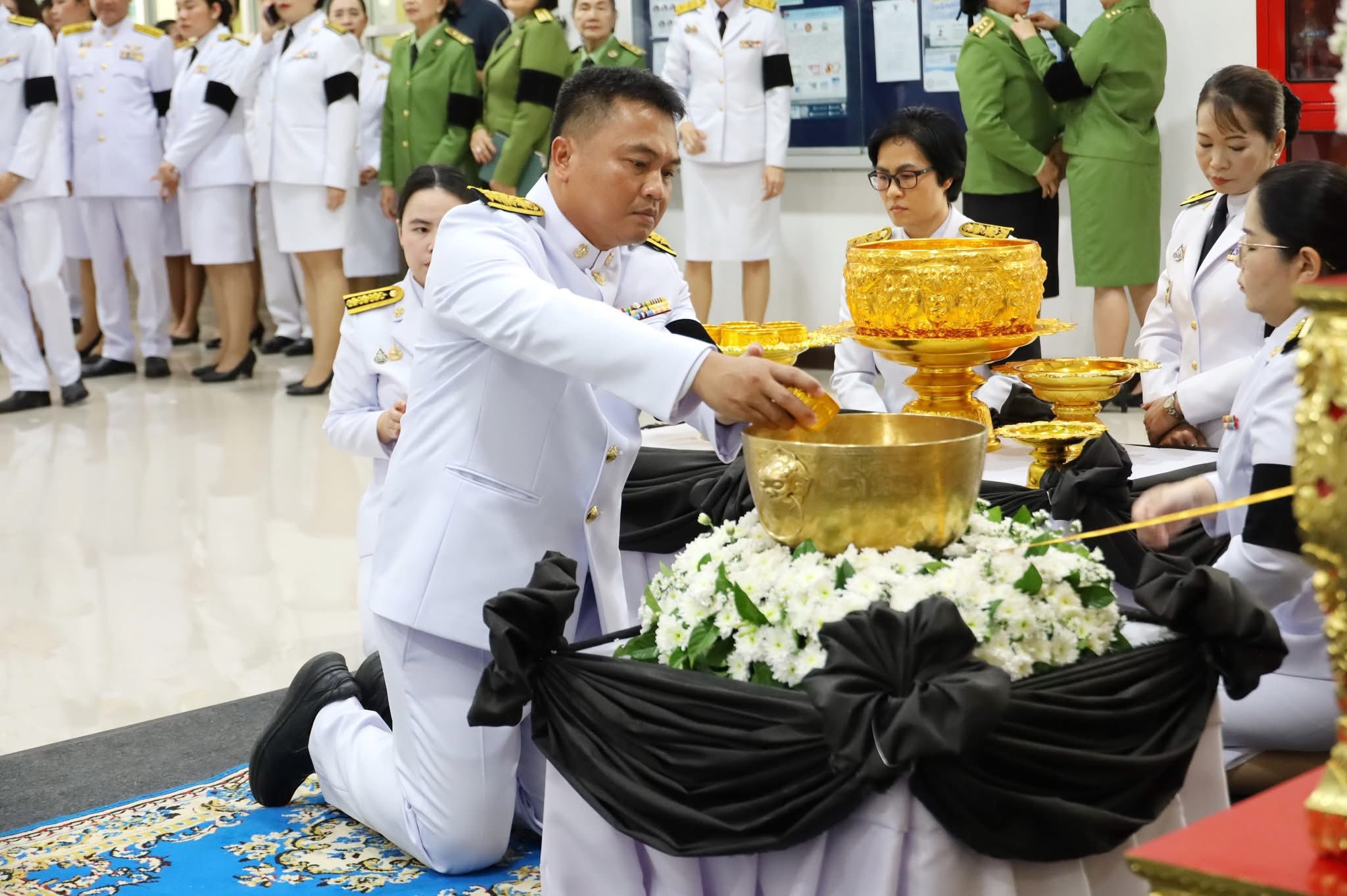 เข้าร่วมงานพิธีสรงน้ำพระบรมศพ เบื้องหน้าพระฉายาลักษณ์ สมเด็จพระนางเจ้าสิริกิติ์ พระบรมราชินีนาถ พระบรมราชชนนีพันปีหลวง