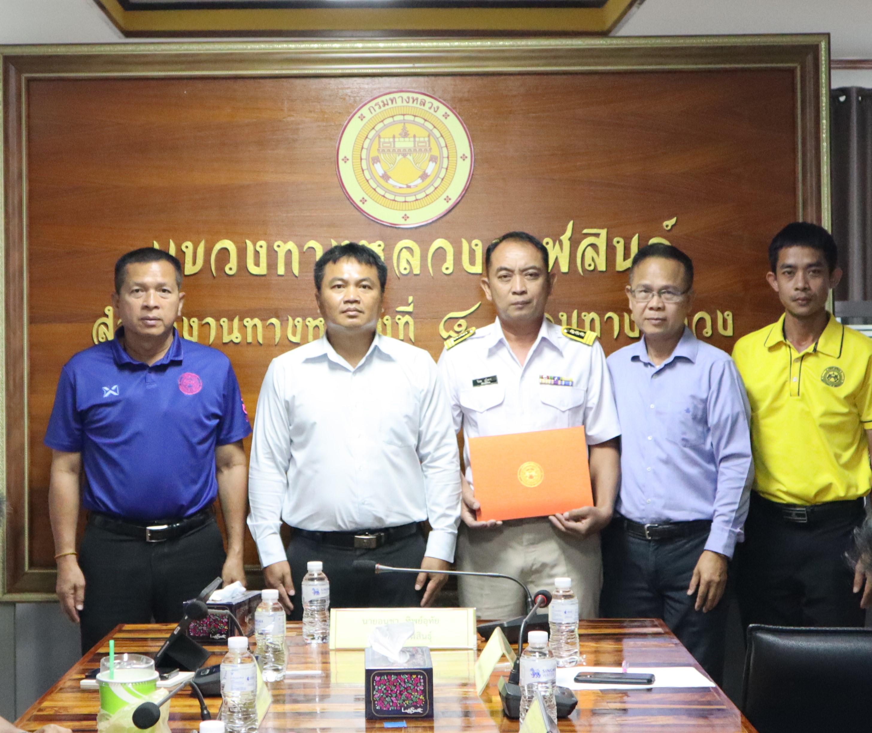 มอบเกียรติบัตรประกาศเกียรติคุณ