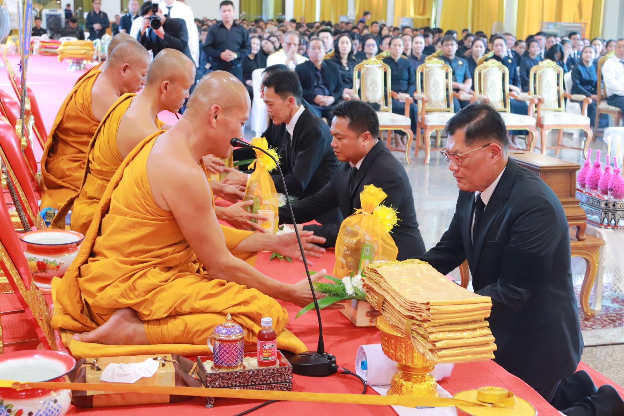 เข้าร่วมพิธีบำเพ็ญกุศลสวดพระอภิธรรมอุทิศถวายพระราชกุศล แด่สมเด็จพระนางเจ้าสิริกิติ์ พระบรมราชินีนาถ พระบรมราชชนนีพันปีหลวง