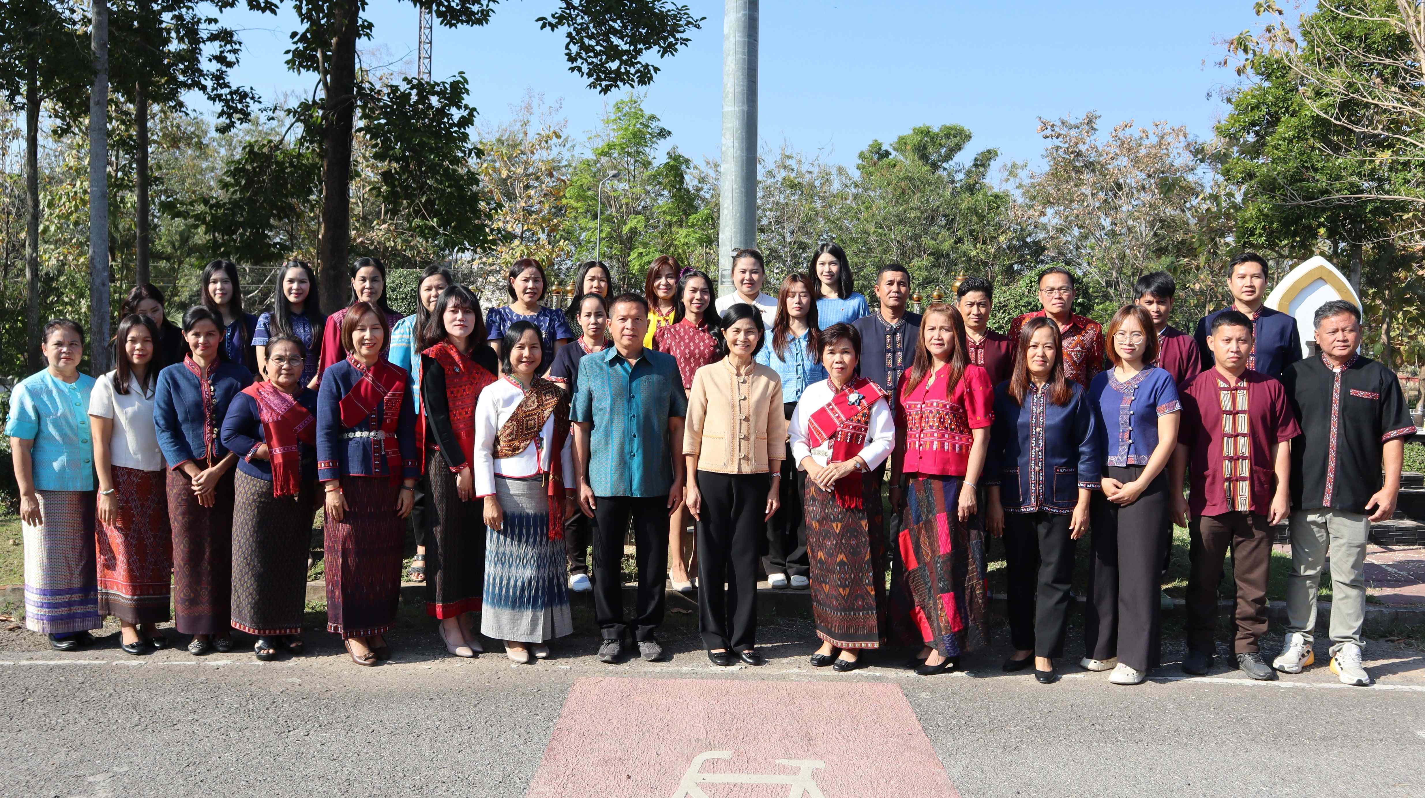 ร่วมใจแต่งกายด้วยผ้าไทย เพื่ออนุรักษ์และสืบสานภูมิปัญญาของไทยตามมาตรการส่งเสริม และสนับสนุนการใช้และสวมใส่ผ้าไทยของกรมทางหลวง